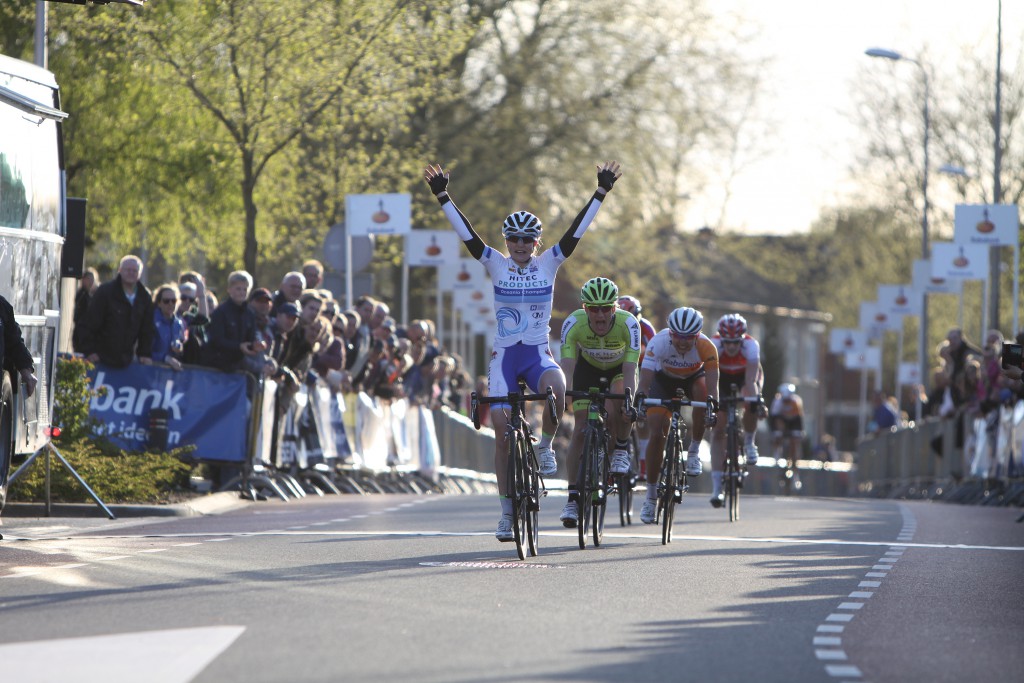 RIJSSEN (NED) wielrennen: De 2e editie van de vrouwenronde van Overijssel is met 140 kilometer een van de langste klassiekers voor vrouwen in Nederland. Net als in de ronde van Vlaanderen kent men in Overijssel het dorp van de ronde. In 2015 is de eer aan Markelo. Winst was er voor Lauren Kitchen